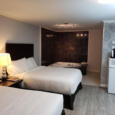 Regency Inn & Suites Cornwall Buitenkant foto