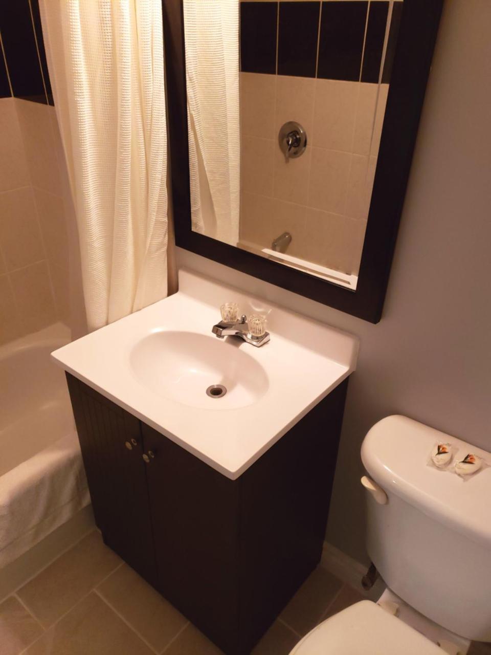 Regency Inn & Suites Cornwall Buitenkant foto