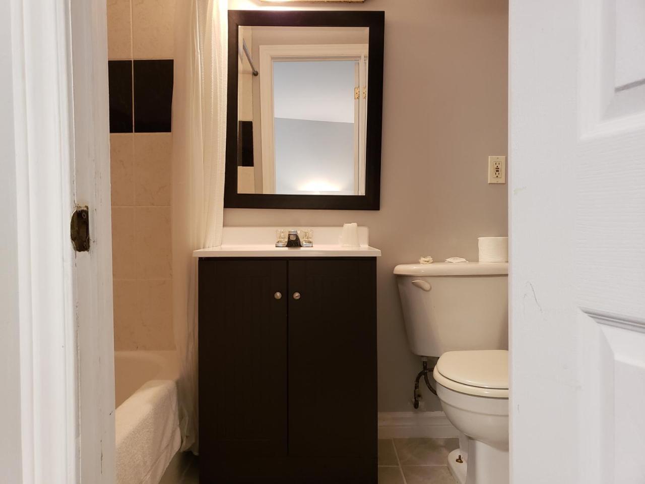 Regency Inn & Suites Cornwall Buitenkant foto