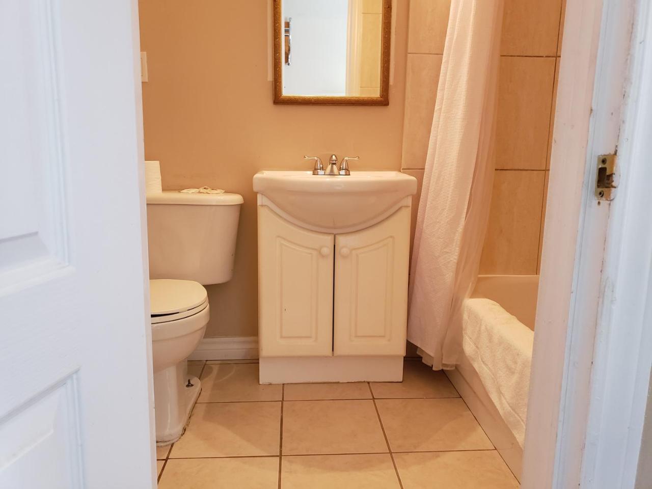 Regency Inn & Suites Cornwall Buitenkant foto